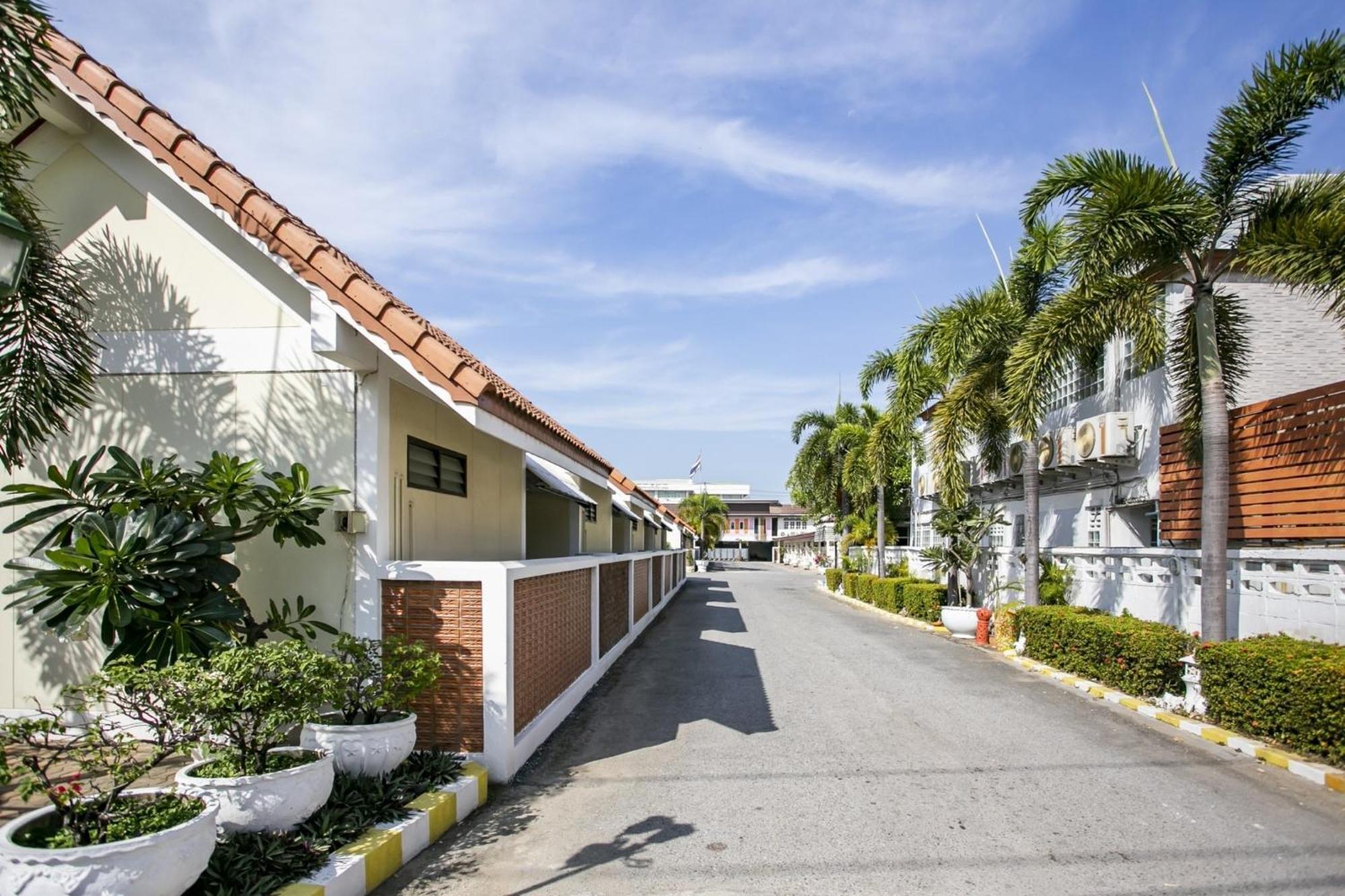 Bualuang Hotel Ang Thong Exteriör bild