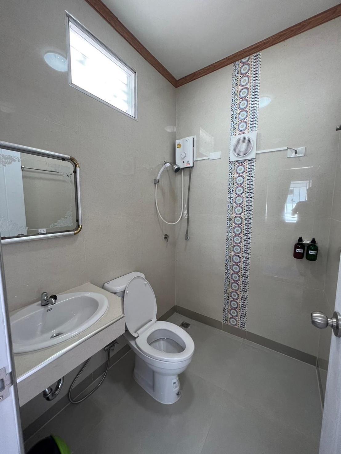Bualuang Hotel Ang Thong Exteriör bild