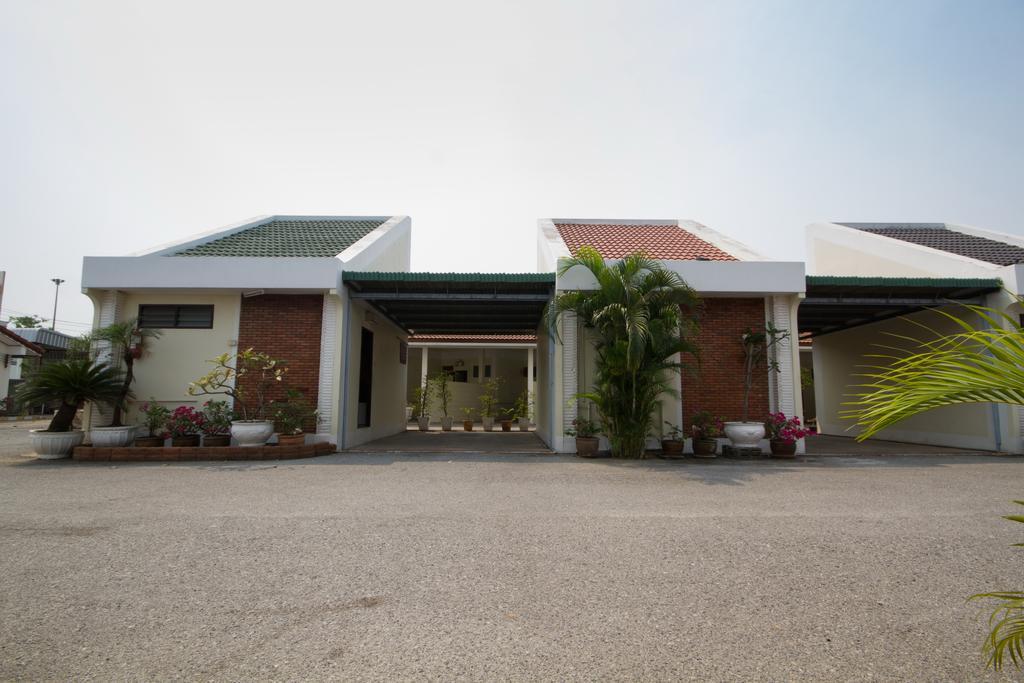 Bualuang Hotel Ang Thong Exteriör bild